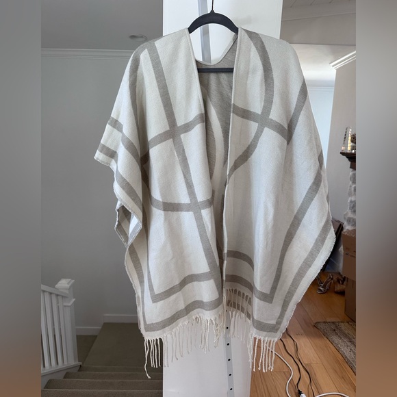 H&M Reversible Poncho Sweater Scarf Neutral Print Fringe Oversized NWT - Picture 5 of 13